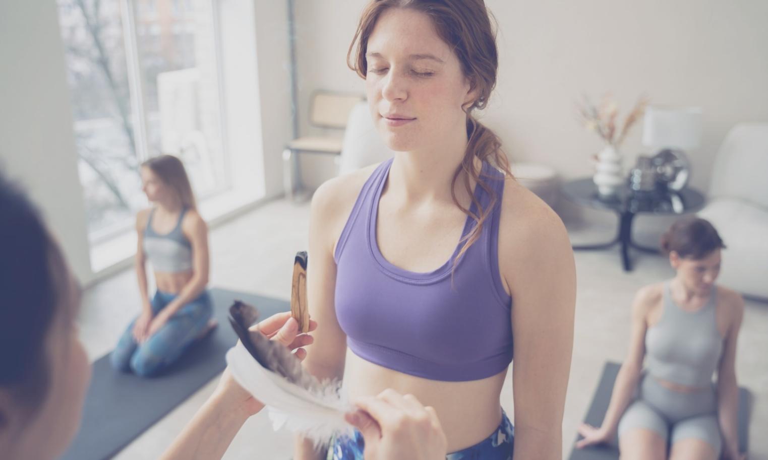 Тренировка жима штанги в кроссфит-зале