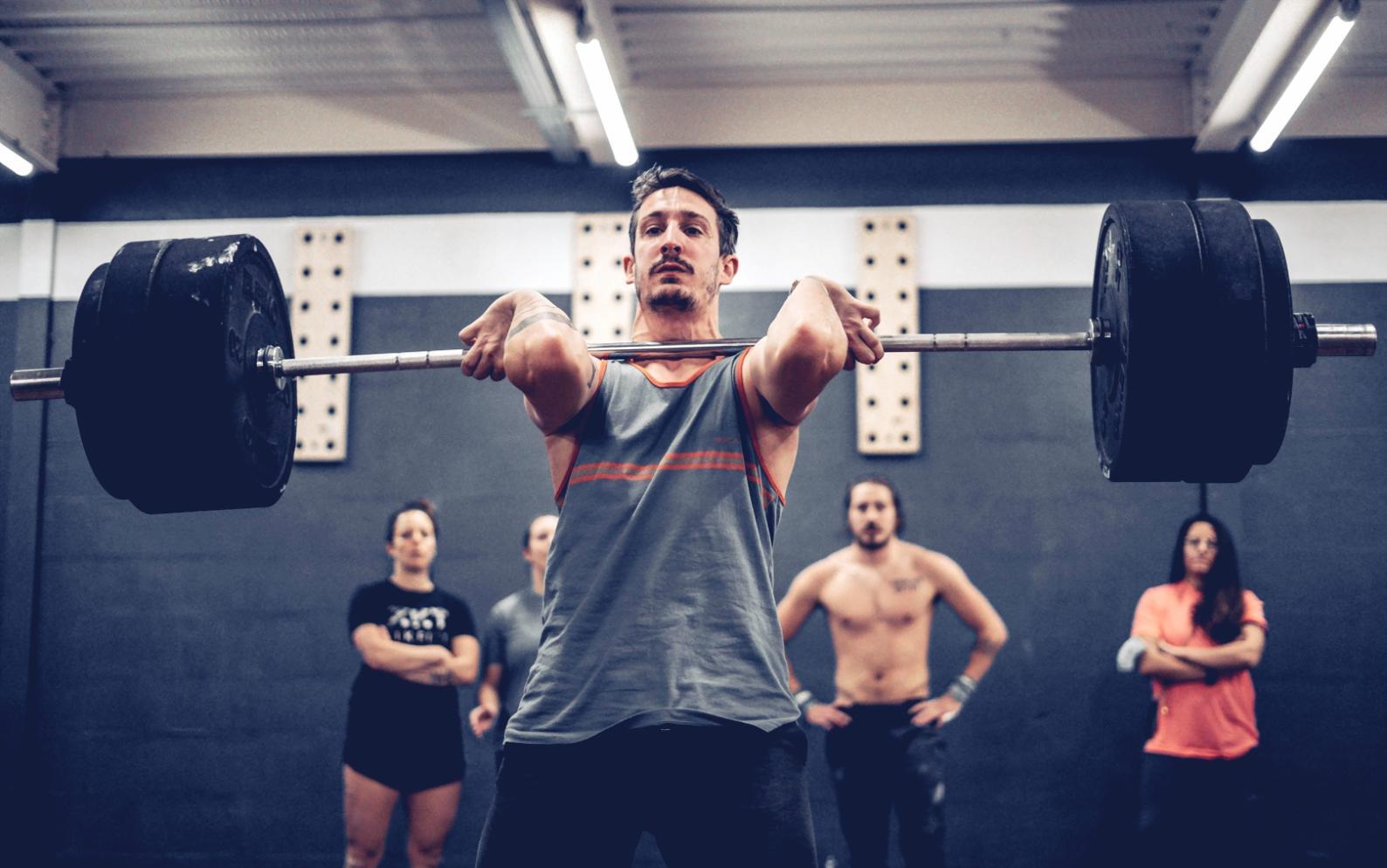 Тренировка силовых упражнений в зале